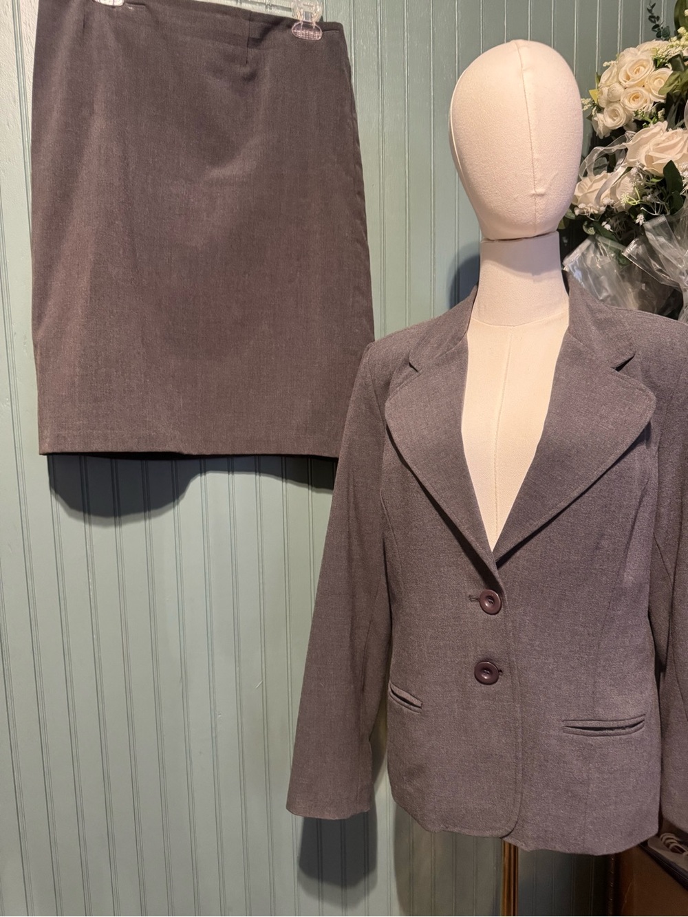 AGB Women's Gray Two-Button Blazer and Skirt Set
